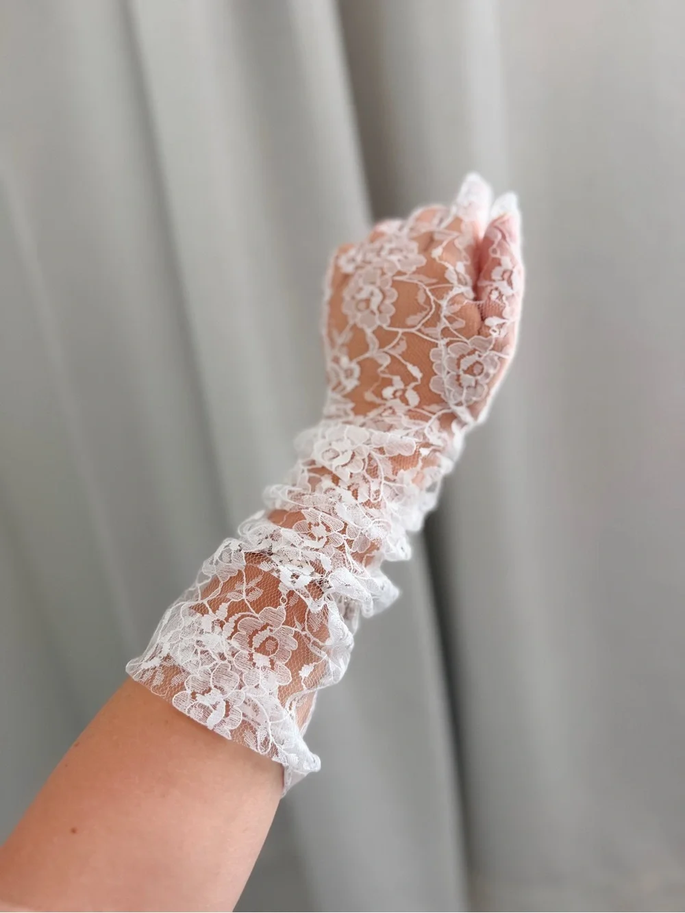 Delicate White Lace Wrist Gloves - Women's Accessories